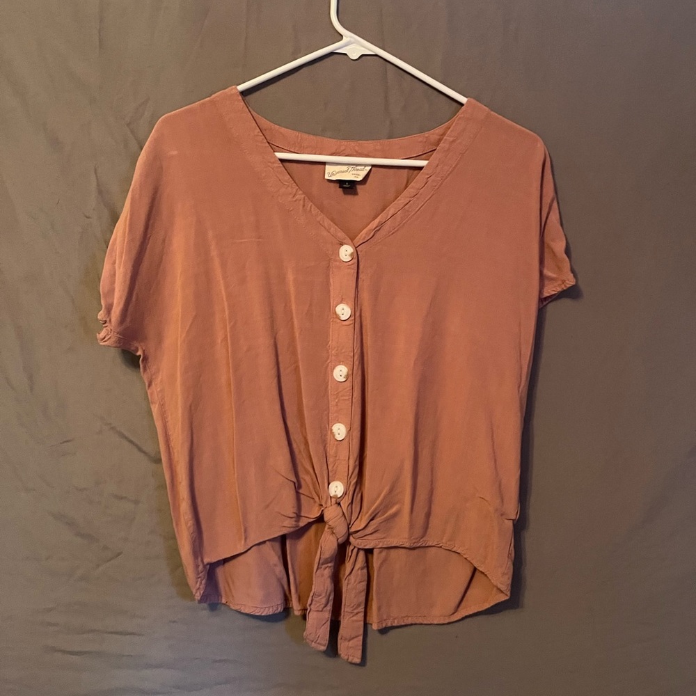 Universal thread front tie shirt.